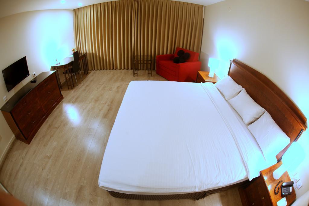 Avia Hotel & Resort Yehud-Monosson Екстериор снимка