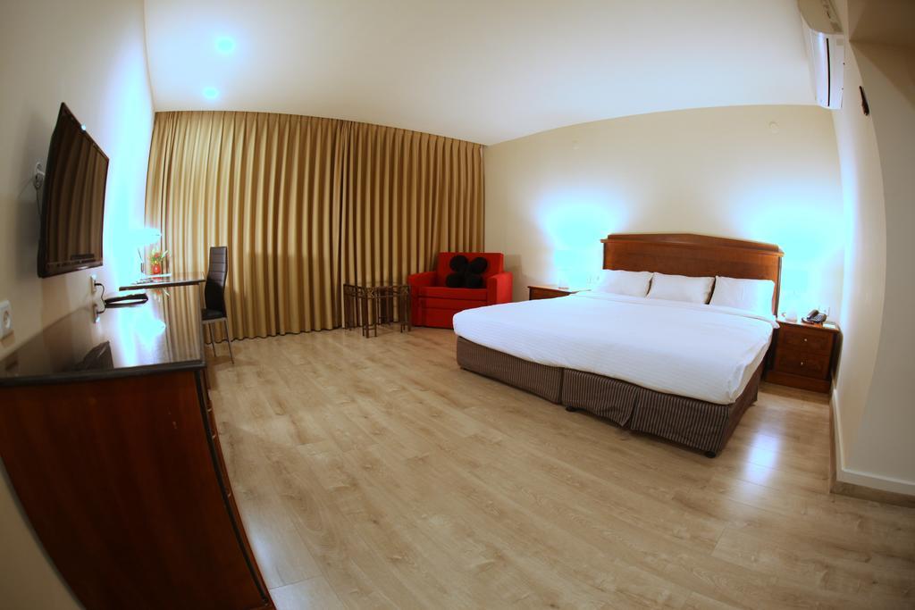 Avia Hotel & Resort Yehud-Monosson Екстериор снимка