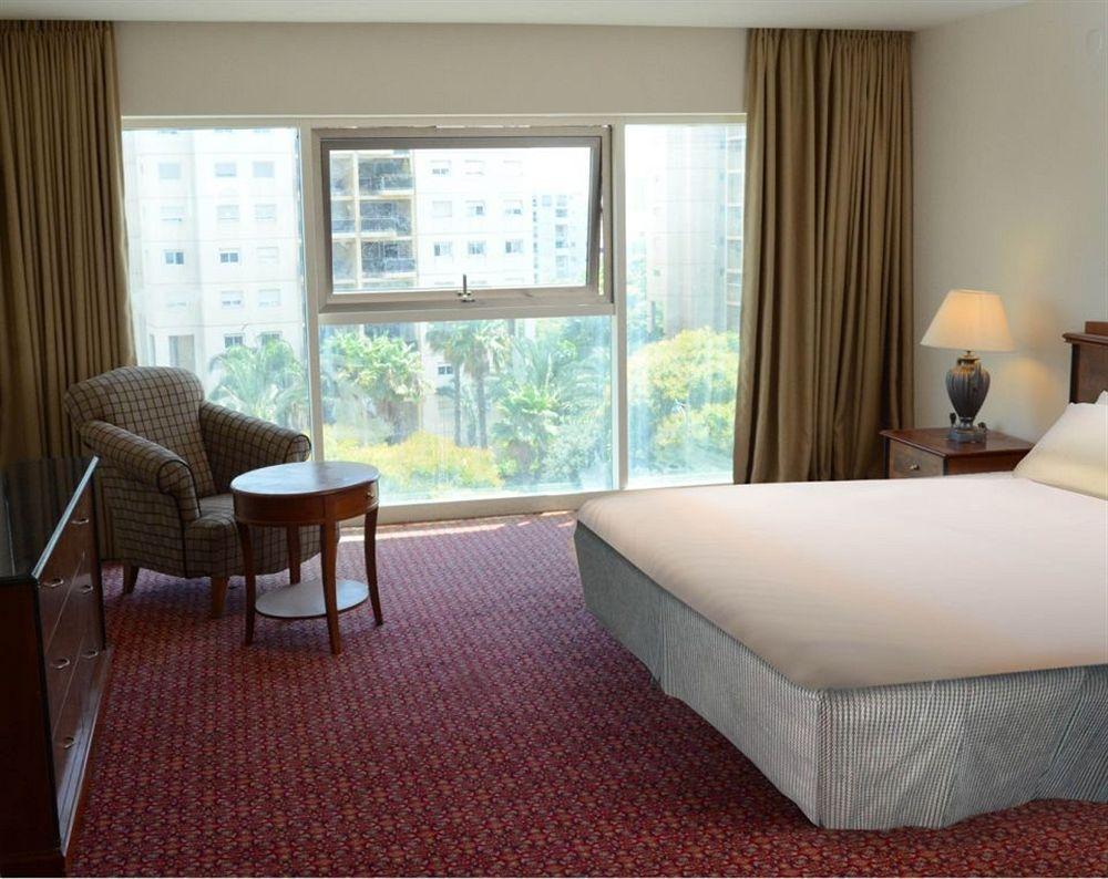 Avia Hotel & Resort Yehud-Monosson Екстериор снимка
