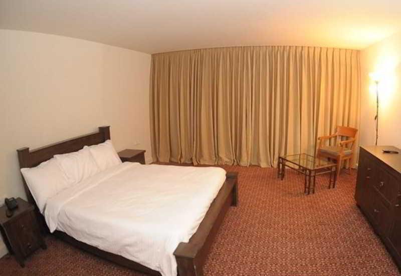 Avia Hotel & Resort Yehud-Monosson Екстериор снимка