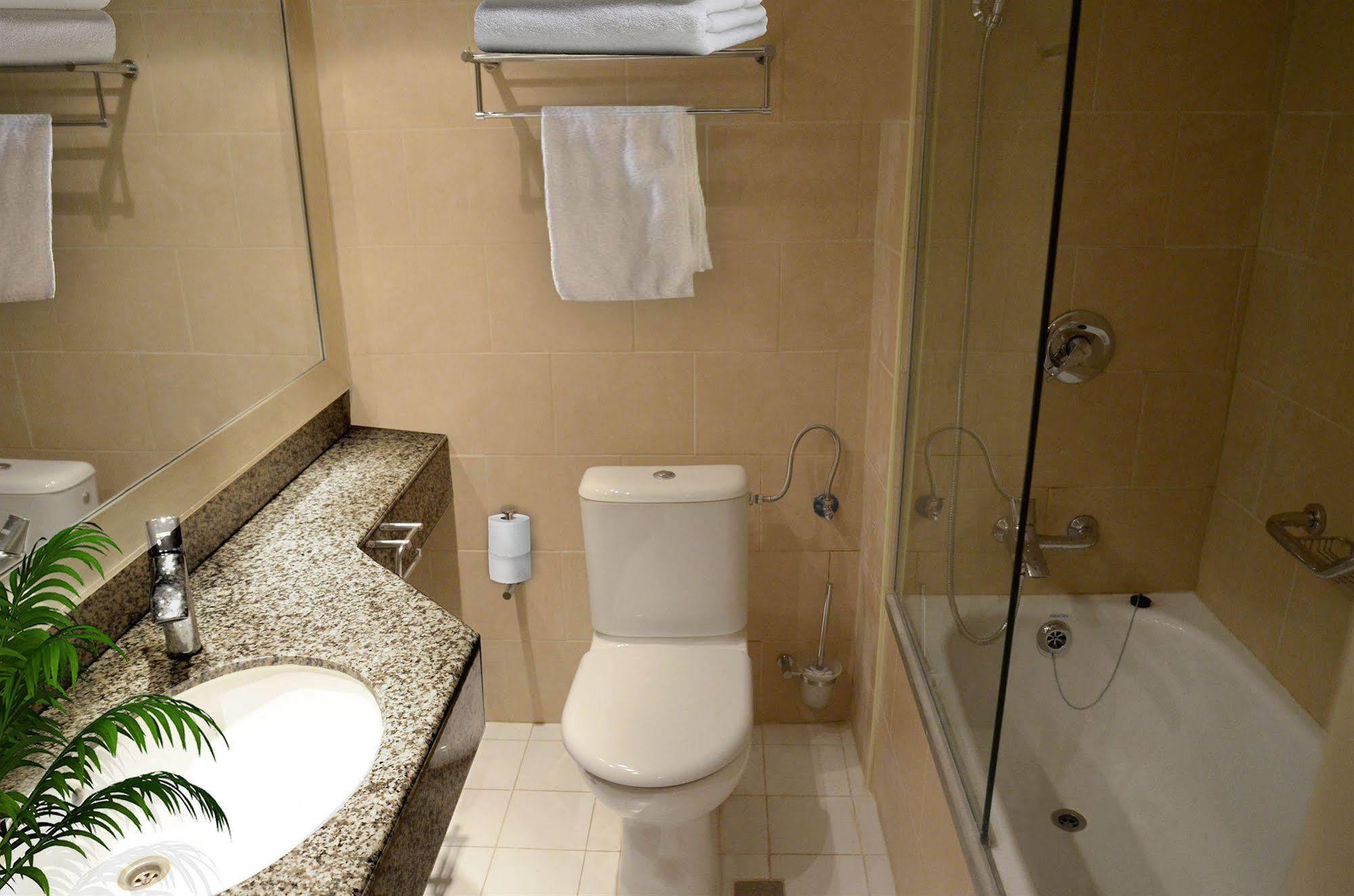 Avia Hotel & Resort Yehud-Monosson Екстериор снимка
