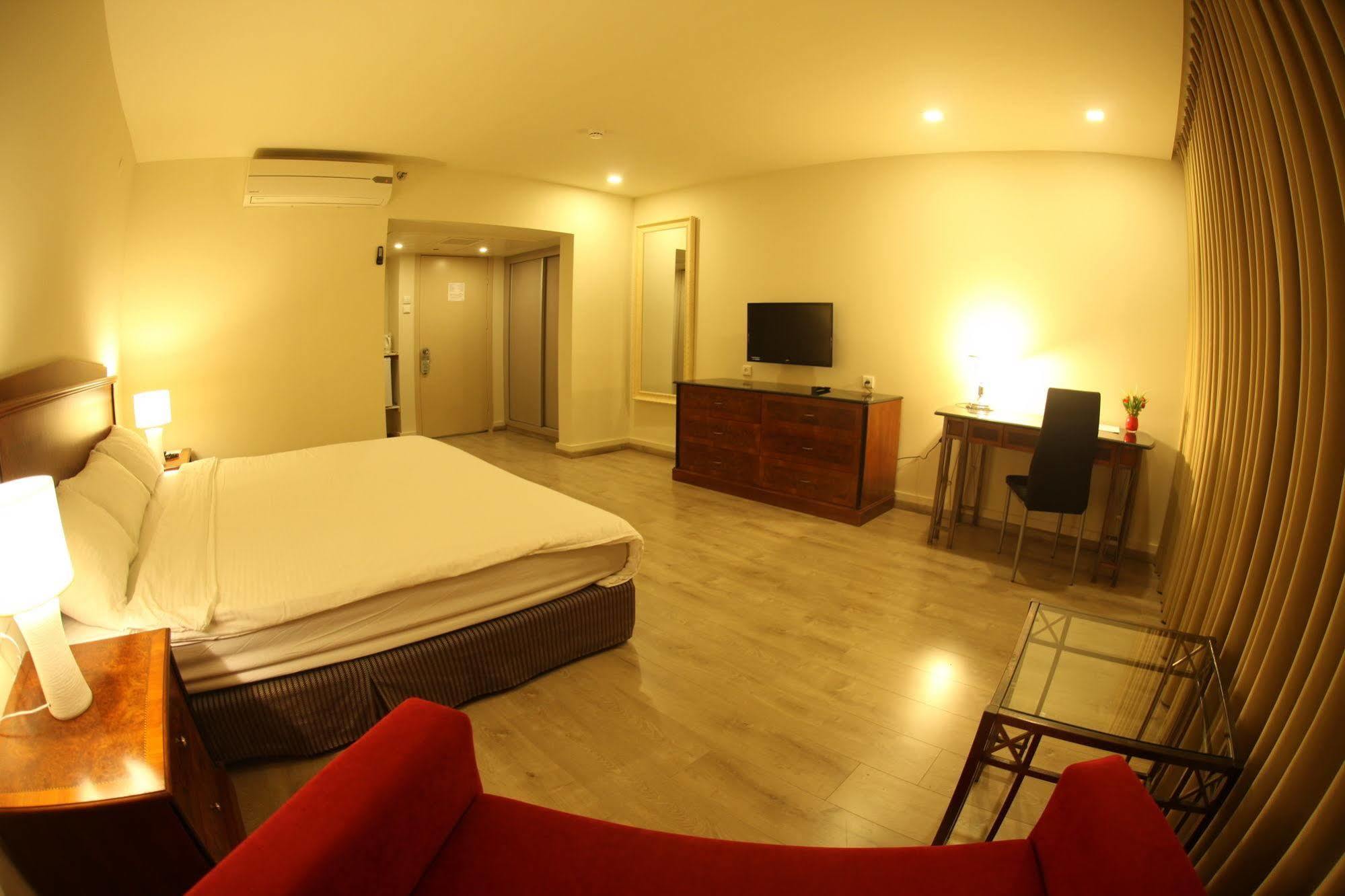 Avia Hotel & Resort Yehud-Monosson Екстериор снимка